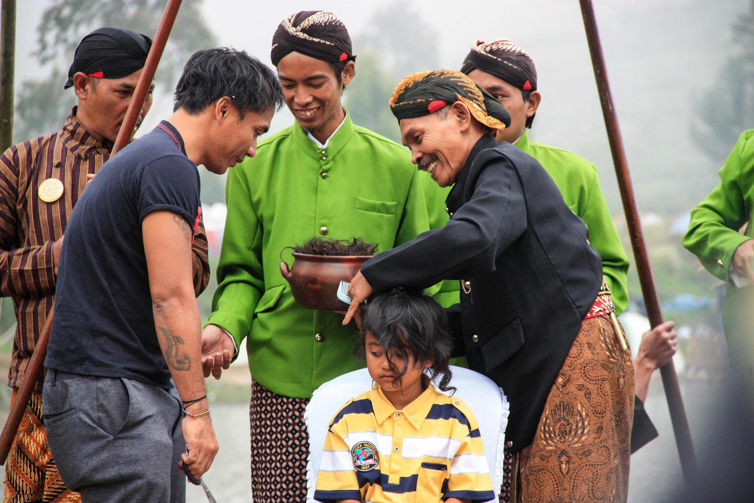 dieng, indonésie - 1er août 2015. festival de la culture dieng, les touristes suivent la procession des dreadlocks lors de l'événement du festival de la culture dieng à dieng, district de banjarnegara, java central photo