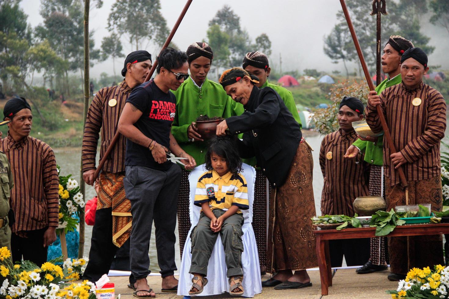 dieng, indonésie - 1er août 2015. festival de la culture dieng, les touristes suivent la procession des dreadlocks lors de l'événement du festival de la culture dieng à dieng, district de banjarnegara, java central photo