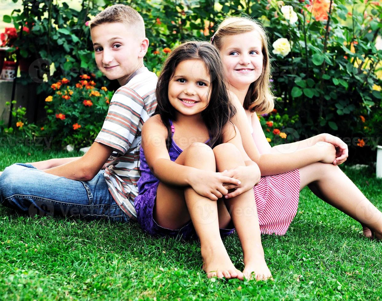 enfants heureux en plein air photo