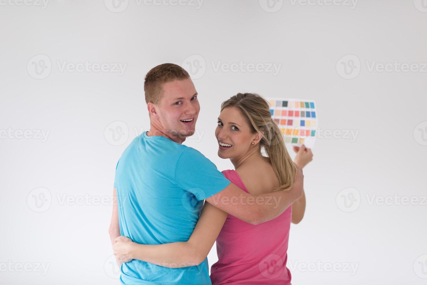 couple regardant des échantillons de couleur à la maison photo