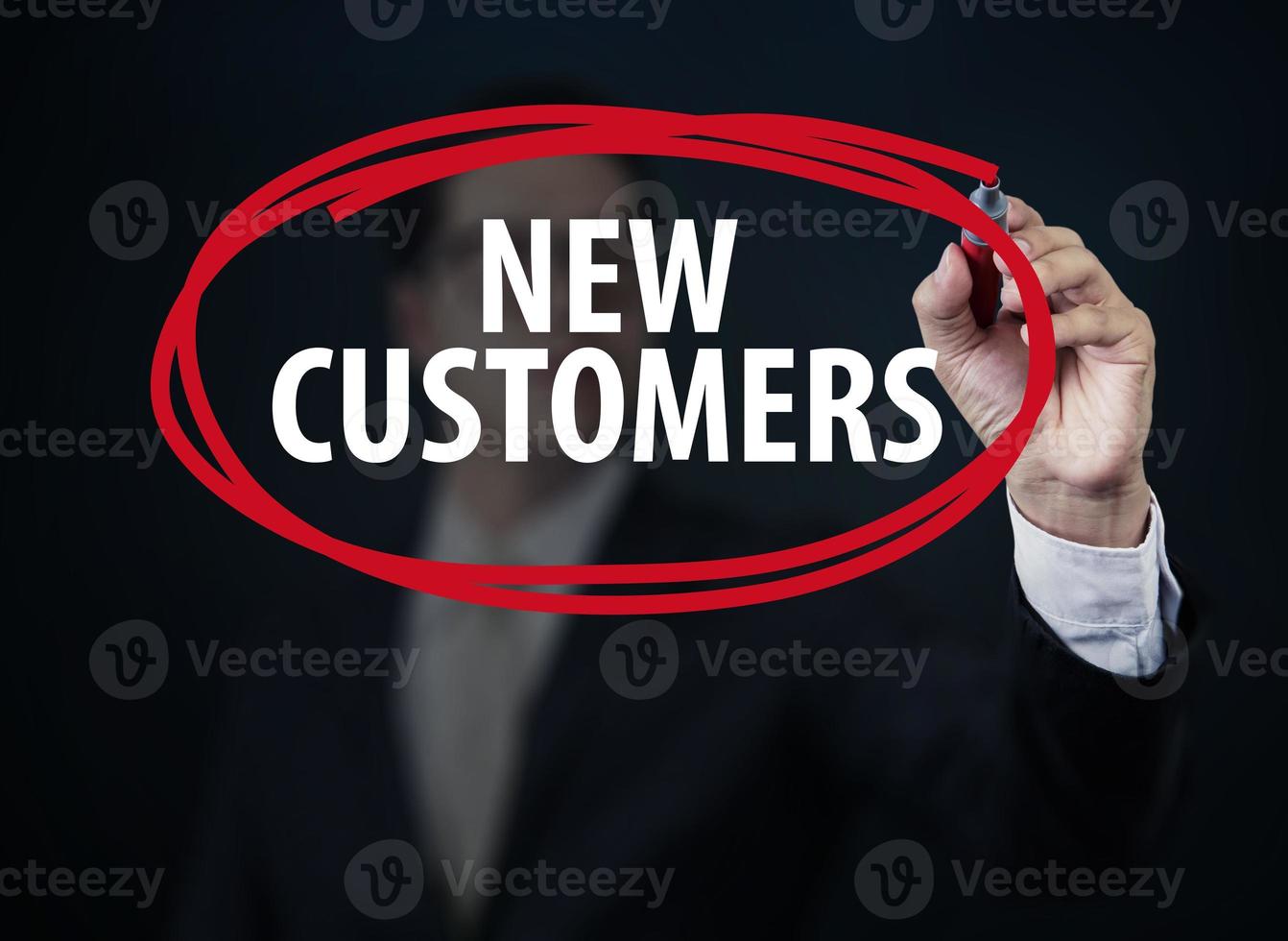 main d'homme d'affaires écrivant de nouveaux clients avec un marqueur rouge à bord transparent, nouveau concept d'entreprise, prise de vue en studio photo