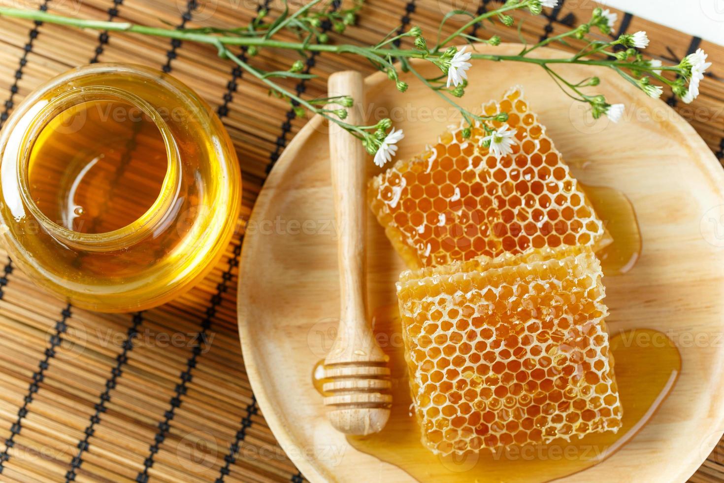 Nid d'abeille gros plan sur le napperon en bambou photo