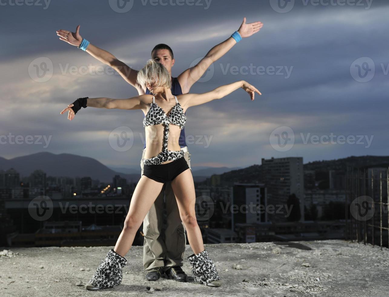 couple urbain romantique dansant en plein air photo