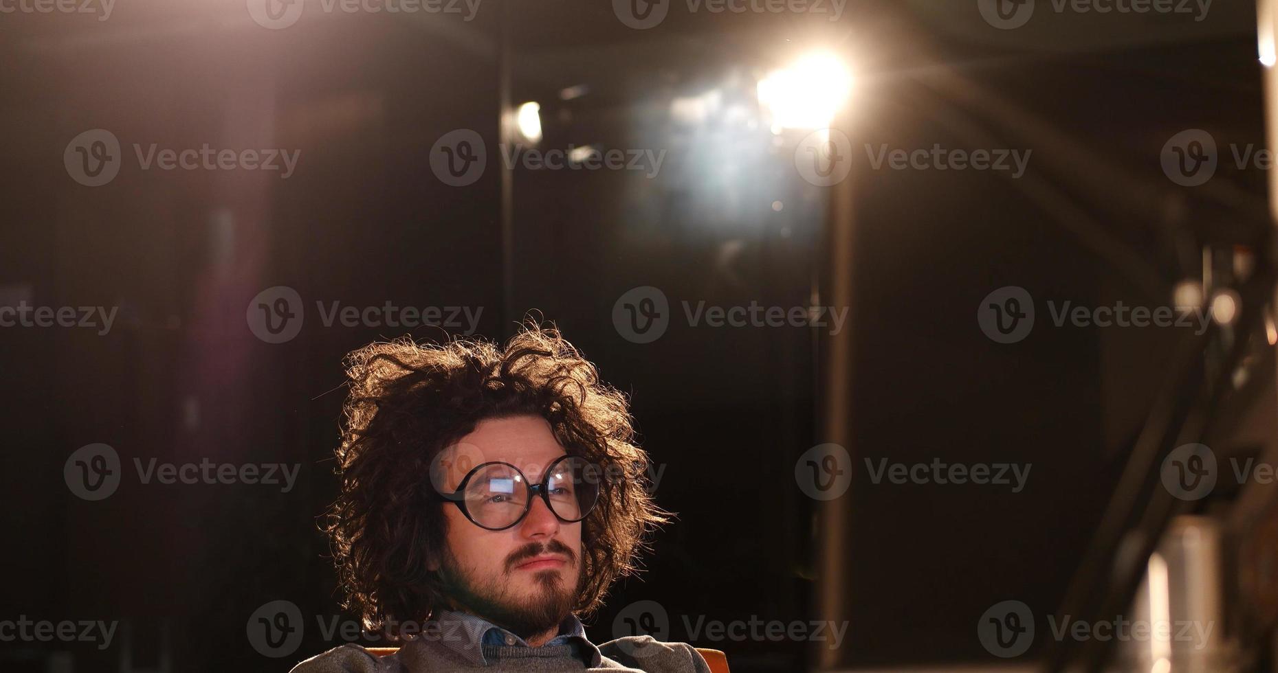 homme travaillant sur ordinateur dans un bureau sombre photo