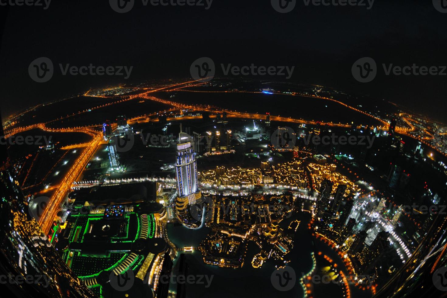 panorama du centre-ville de dubaï la nuit photo