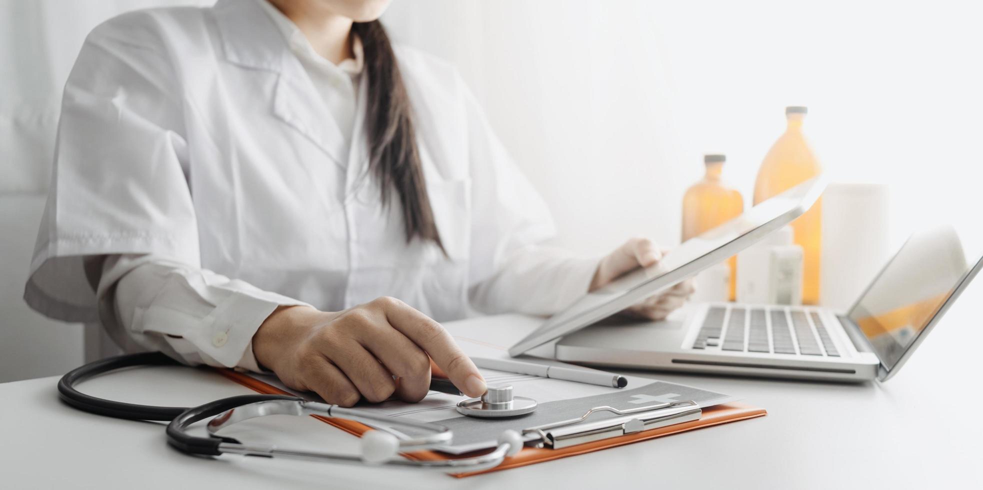 médecine médecin et stéthoscope touchant l'icône connexion réseau médical avec interface moderne sur tablette numérique en arrière-plan de l'hôpital. concept de réseau de technologie médicale photo