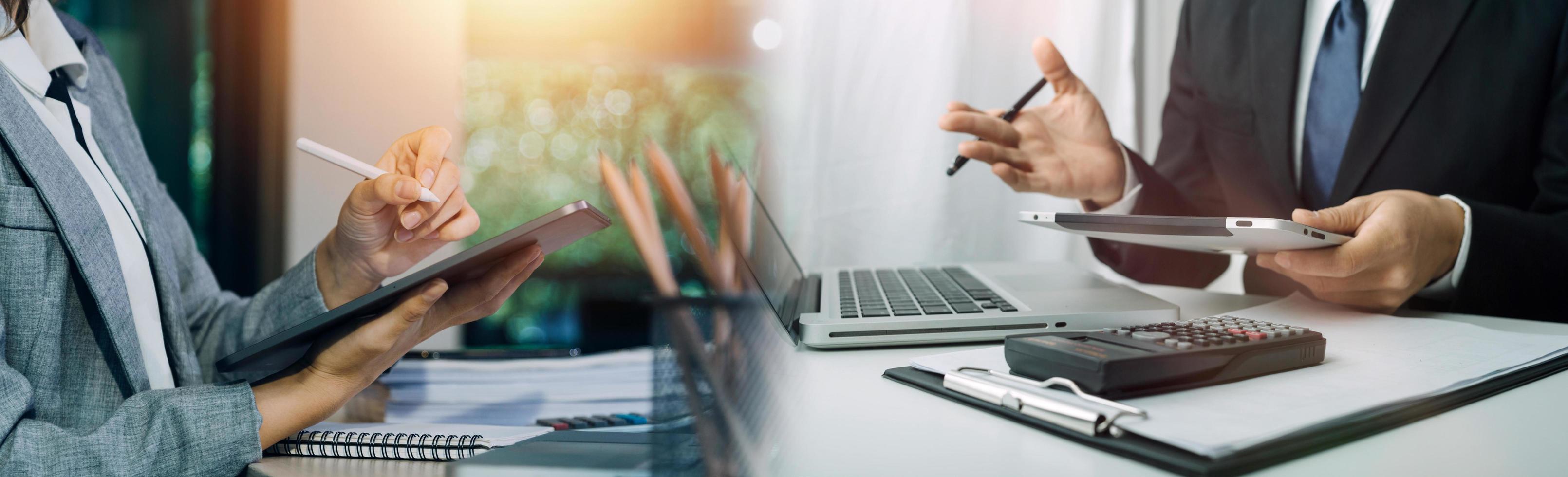 conseiller juridique et homme d'affaires, deux hommes d'affaires parlant, planifiant, analysent les investissements et le marketing sur tablette au bureau. photo