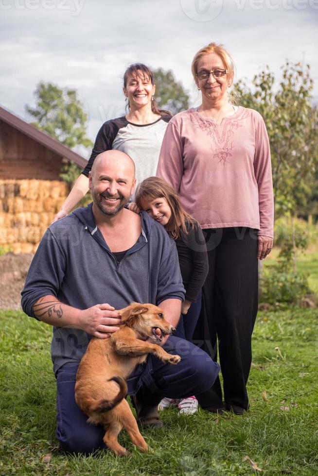 portrait de famille heureuse à la ferme photo