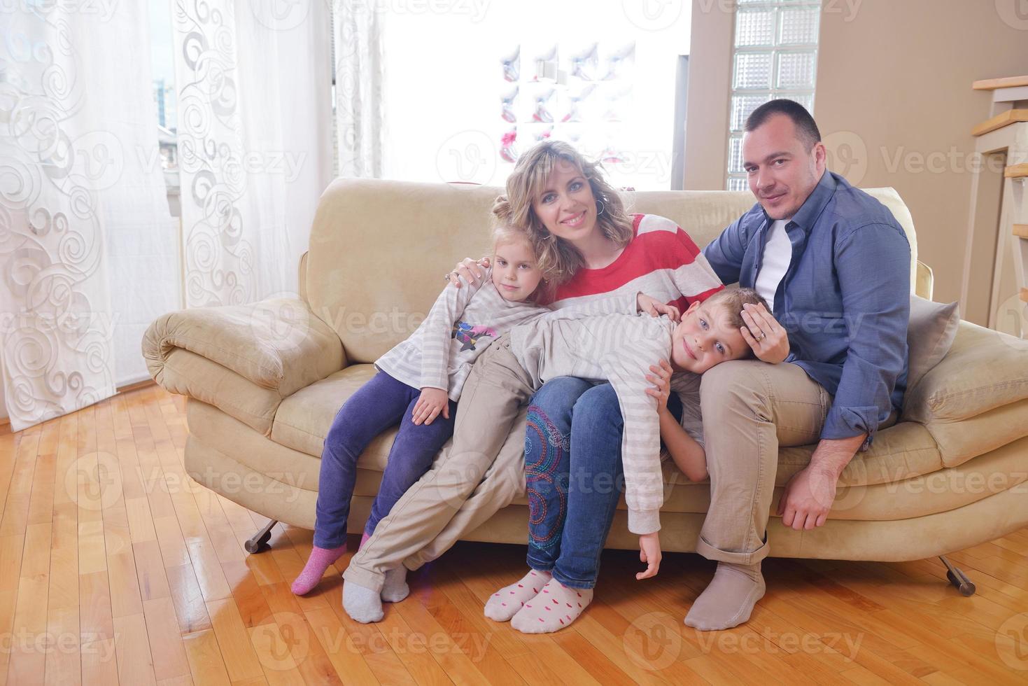 heureuse jeune famille à la maison photo