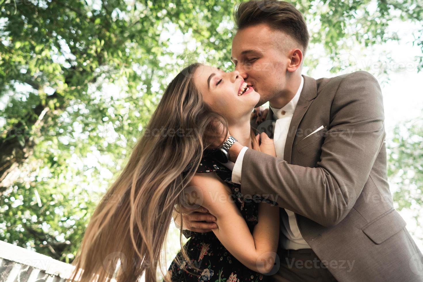 jeune couple dans le parc. photo