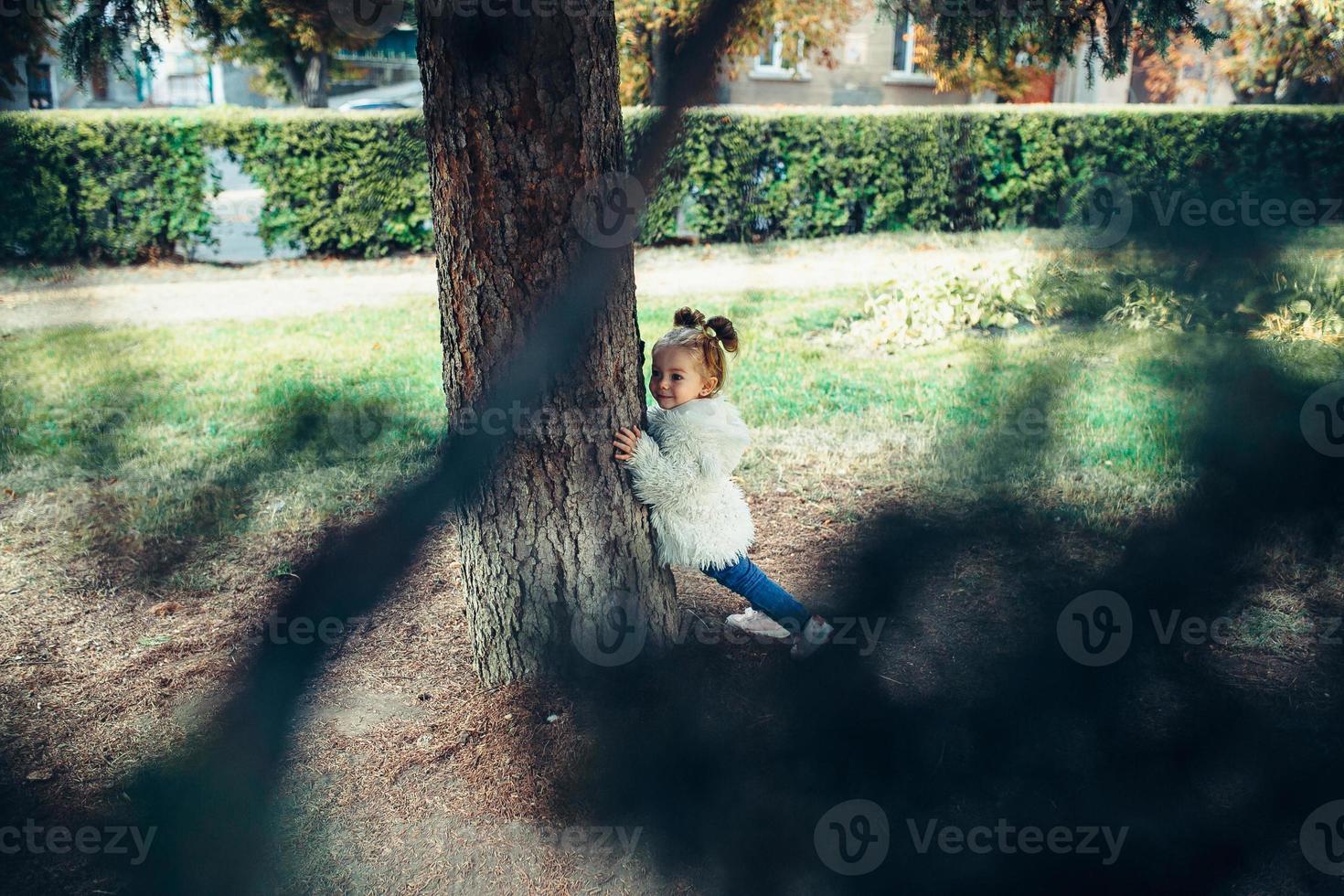 jolie petite fille joue à l'extérieur photo