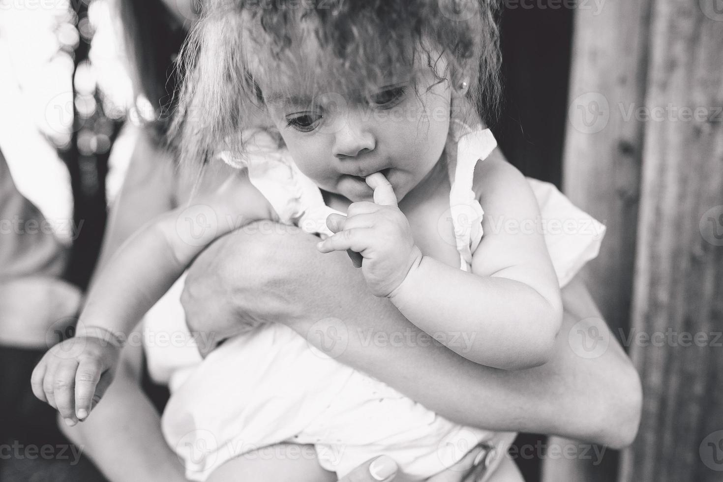 mère jouant avec sa petite fille photo