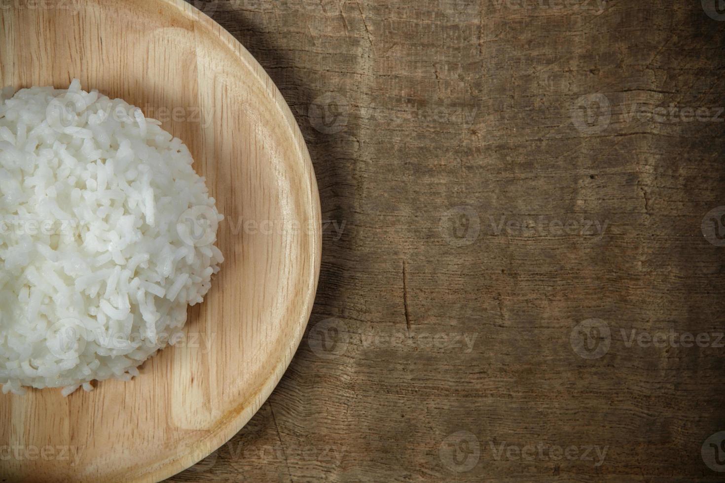 riz blanc biologique dans un plat en bois sur une table en bois - mise au point douce photo