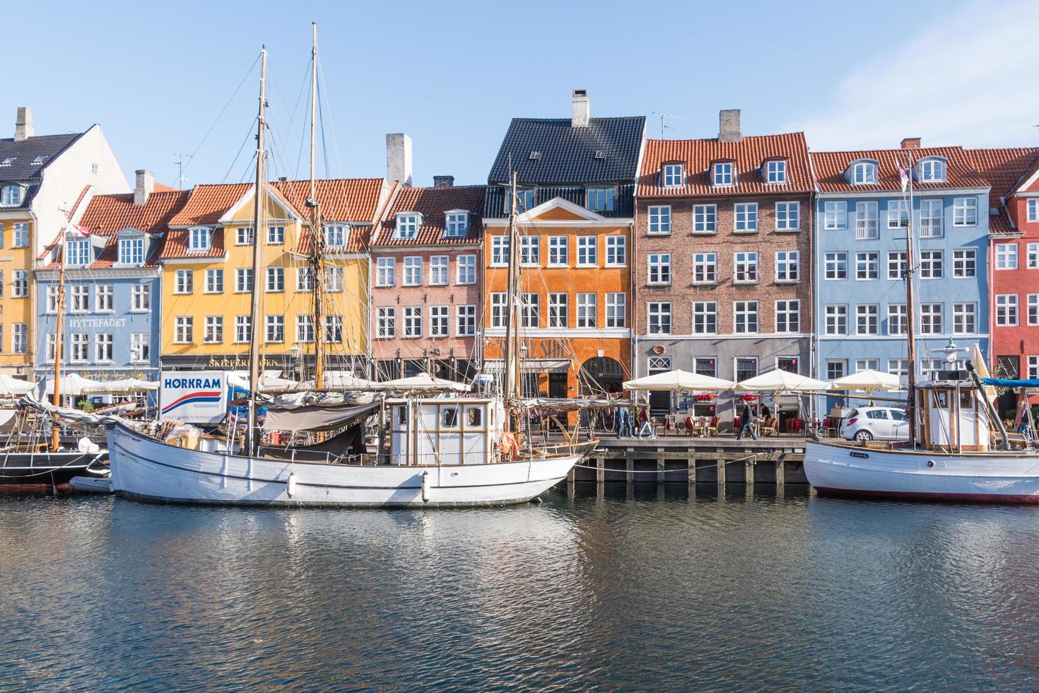 bateaux de pêche et bâtiments colorés à nyhavn à copenhague, danemark. photo