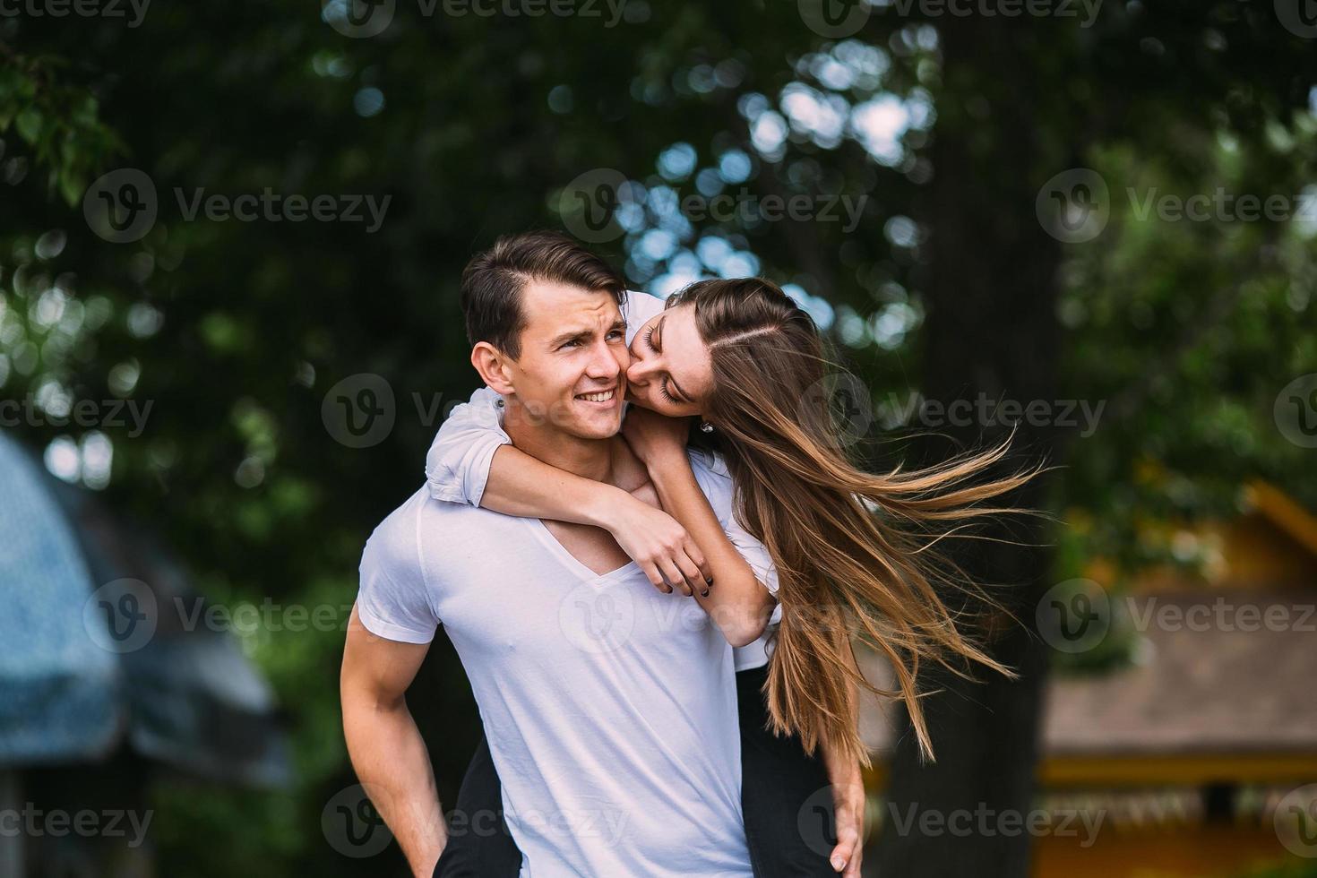 jeune adulte brune homme et femme dans le parc photo