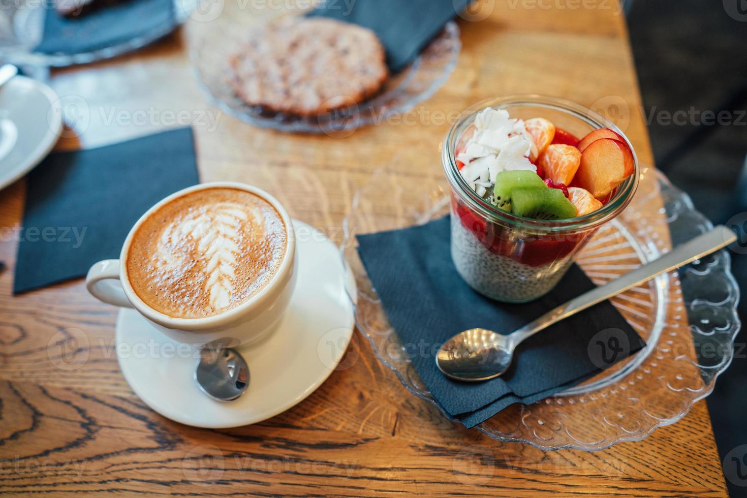 cappuccino avec cuillère en tasse et dessert photo