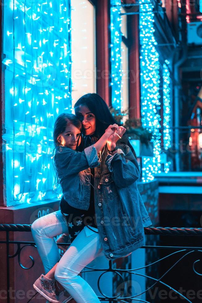 maman et fille posant devant la caméra photo