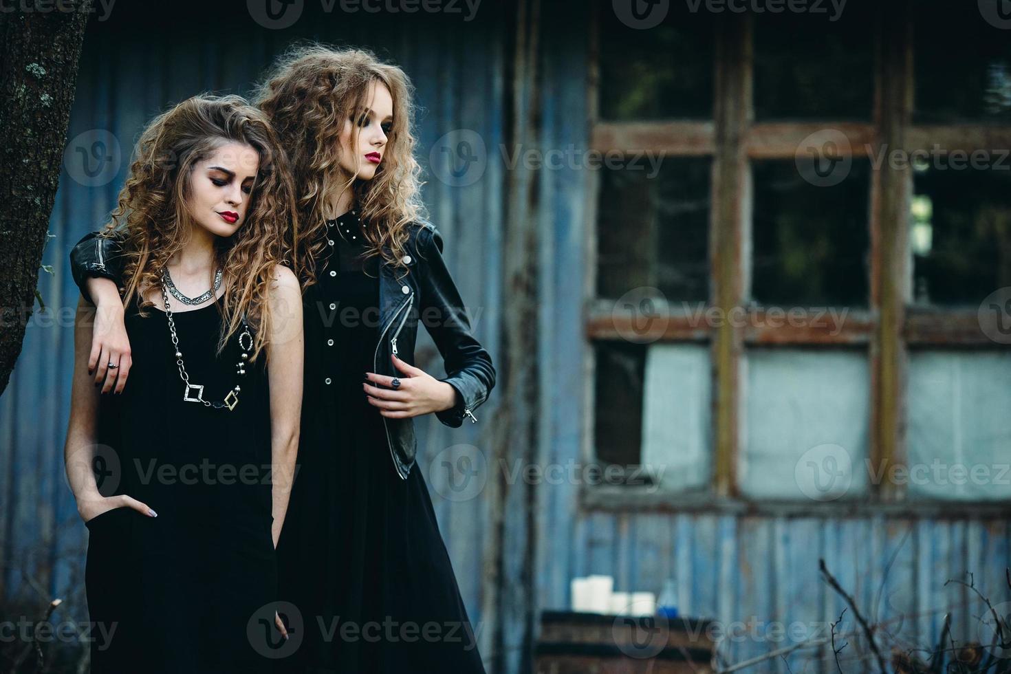 deux femmes vintage comme sorcières photo