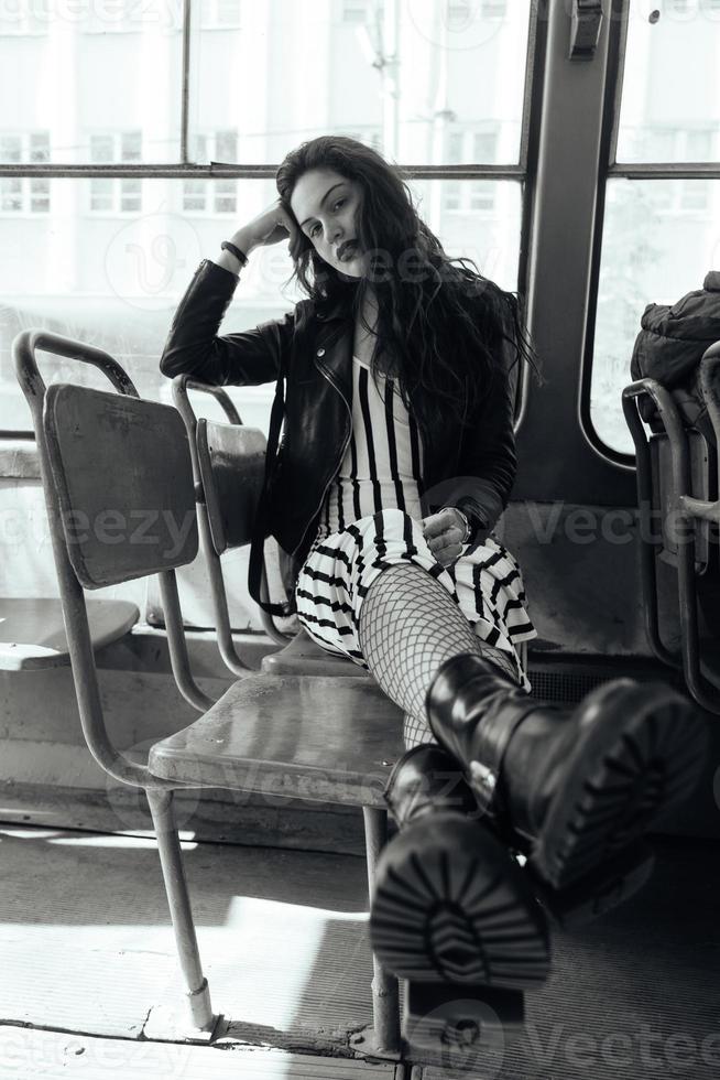 femme voyageant à l'intérieur du tram photo