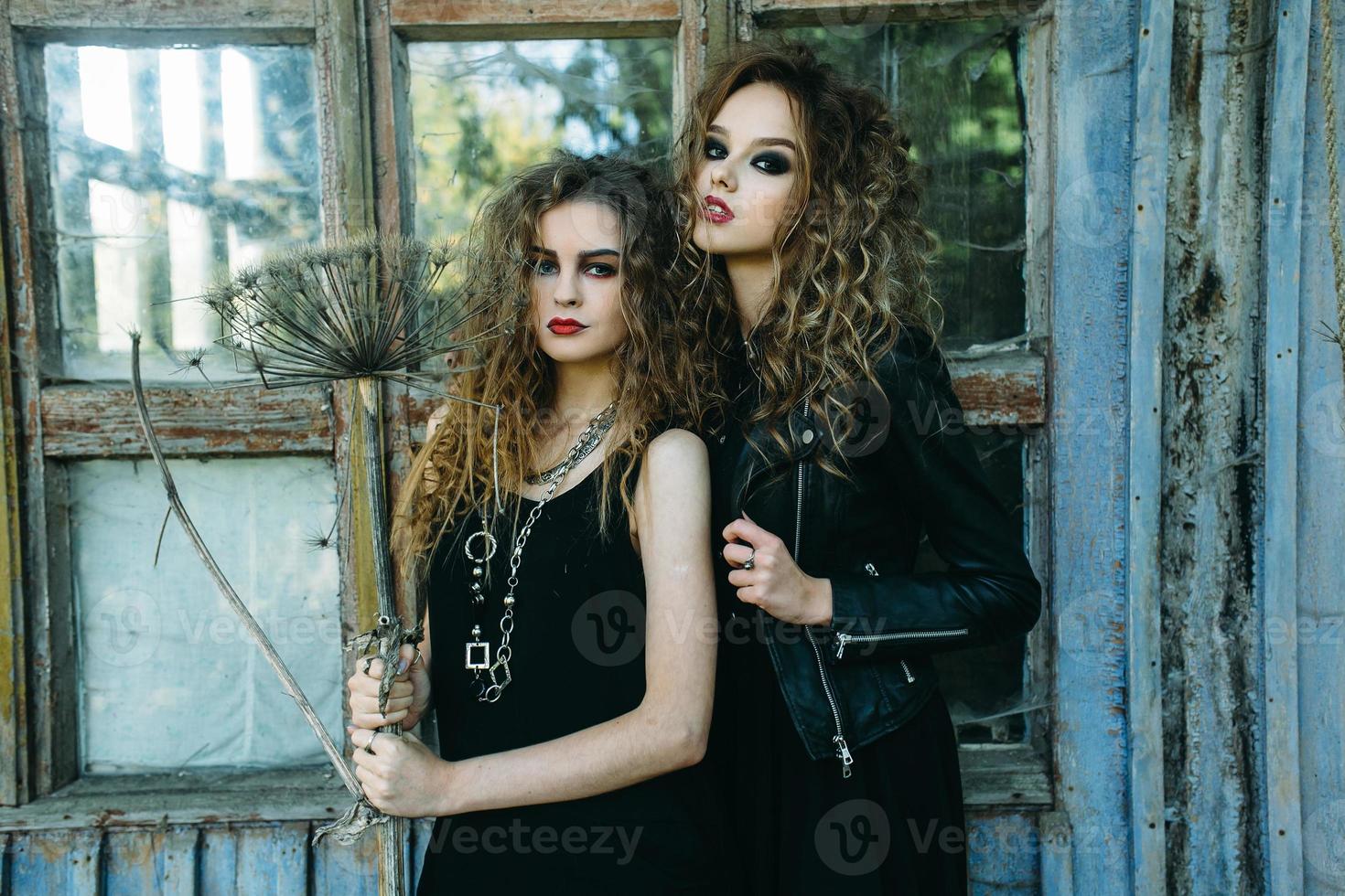 deux femmes vintage comme sorcières photo