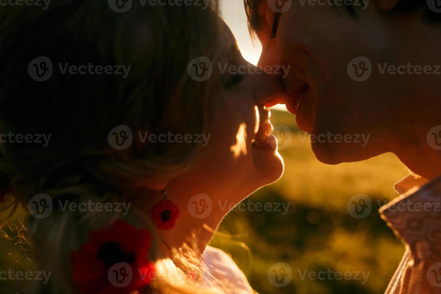 couple qui s'embrasse au coucher du soleil photo