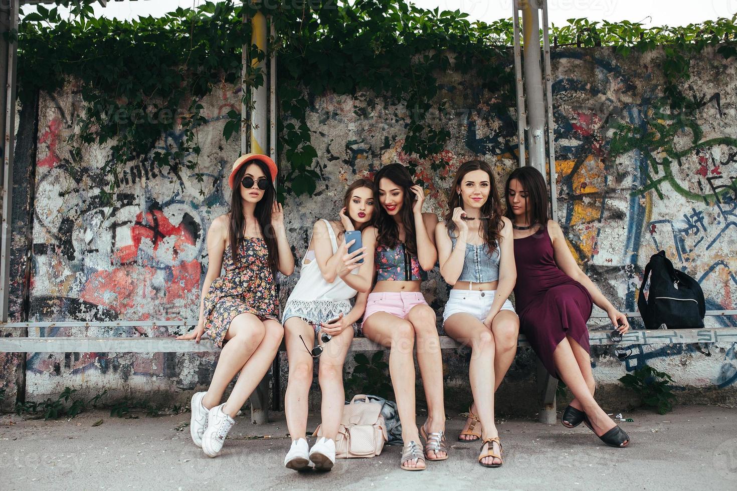cinq belles jeunes filles se détendre photo