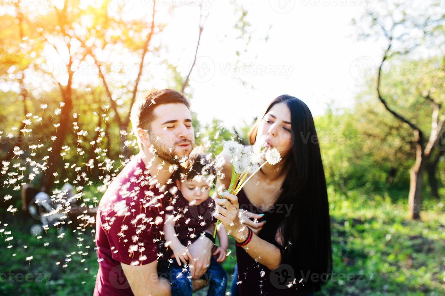 jeune famille avec un enfant sur la nature photo