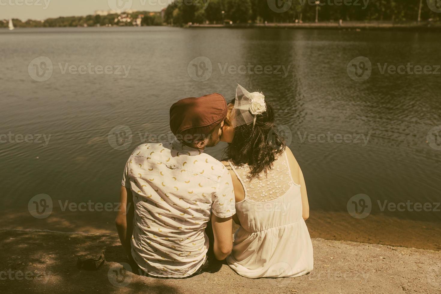 beau couple s'enlaçant doucement photo