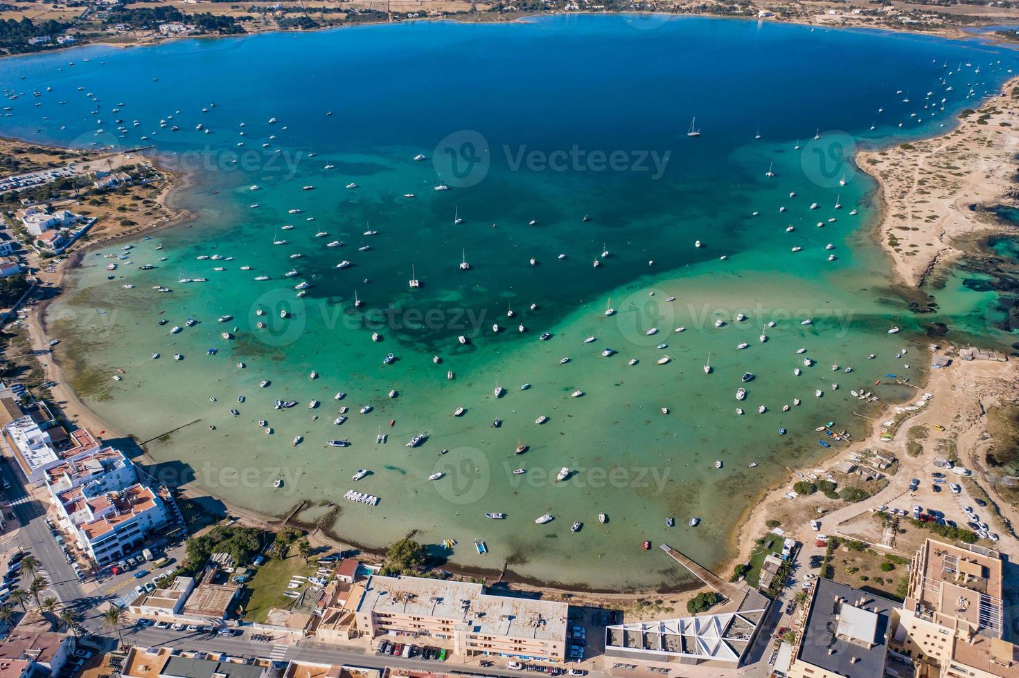 belle baie turquoise à formentera, vue aérienne. photo