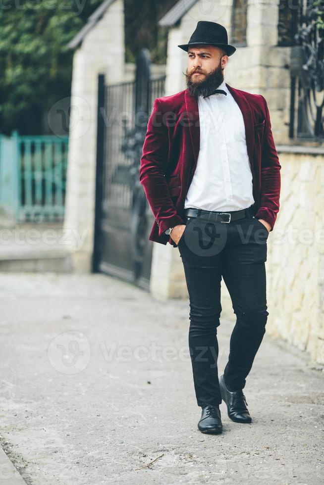 un homme riche avec une barbe, pensant aux affaires photo