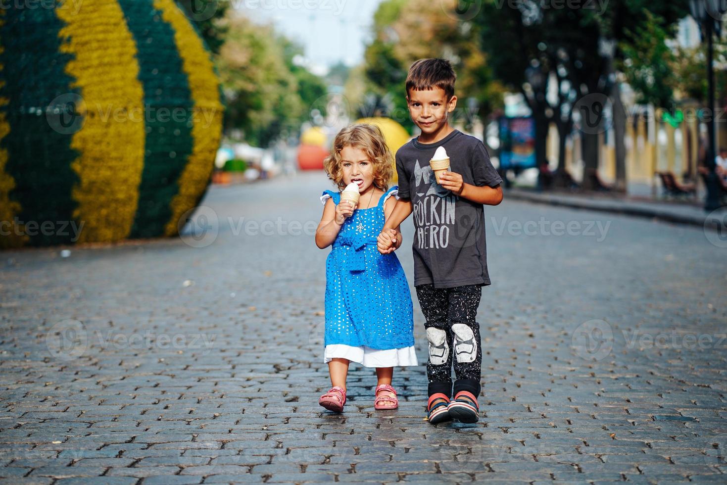 petit garçon et petite fille avec de la glace photo