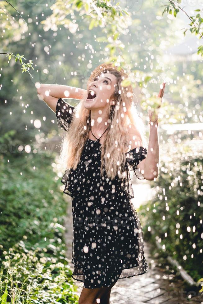 fille au chapeau posant devant la caméra photo