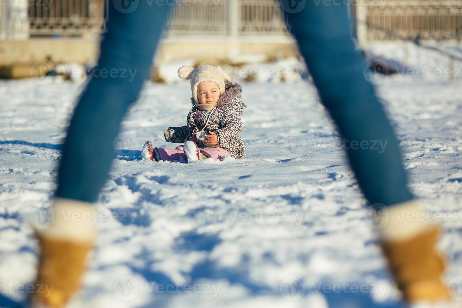 La Petite Fille Dans Des Vêtements D'hiver Joue Dans La Neige Avec Son Hiver  Image stock - Image du femelle, enfant: 67518013