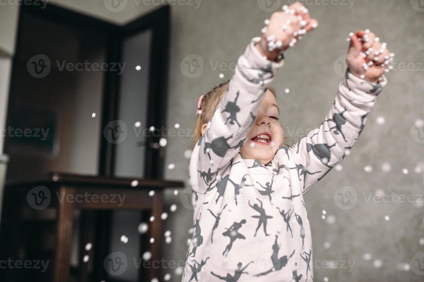 petite fille joue avec des balles en mousse photo