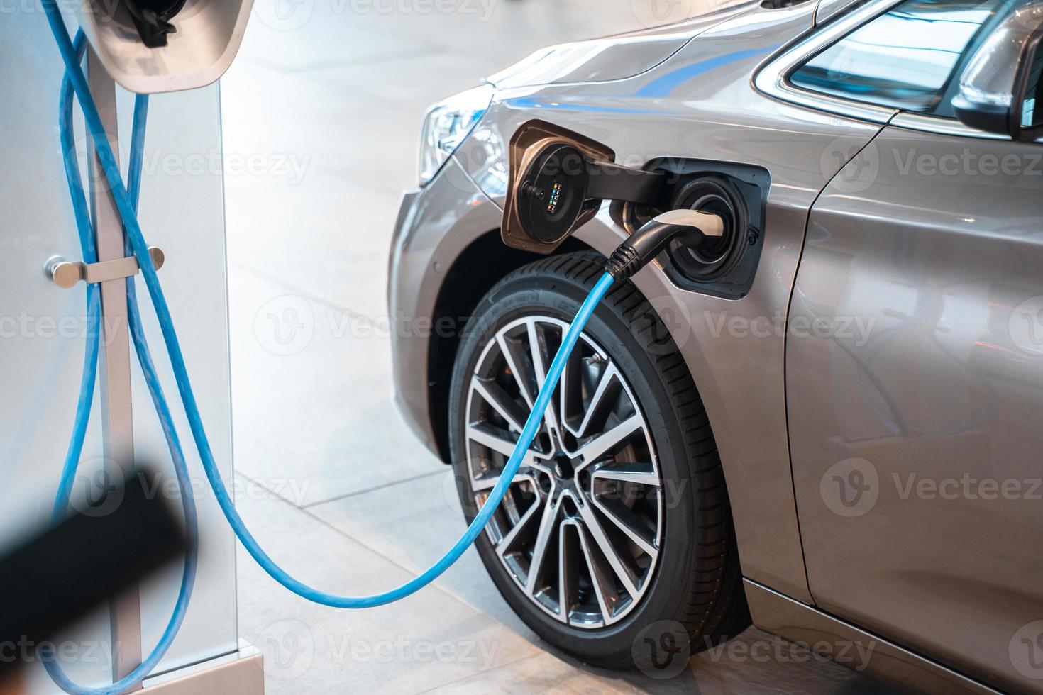 bloc d'alimentation branché sur une voiture électrique en cours de recharge. photo