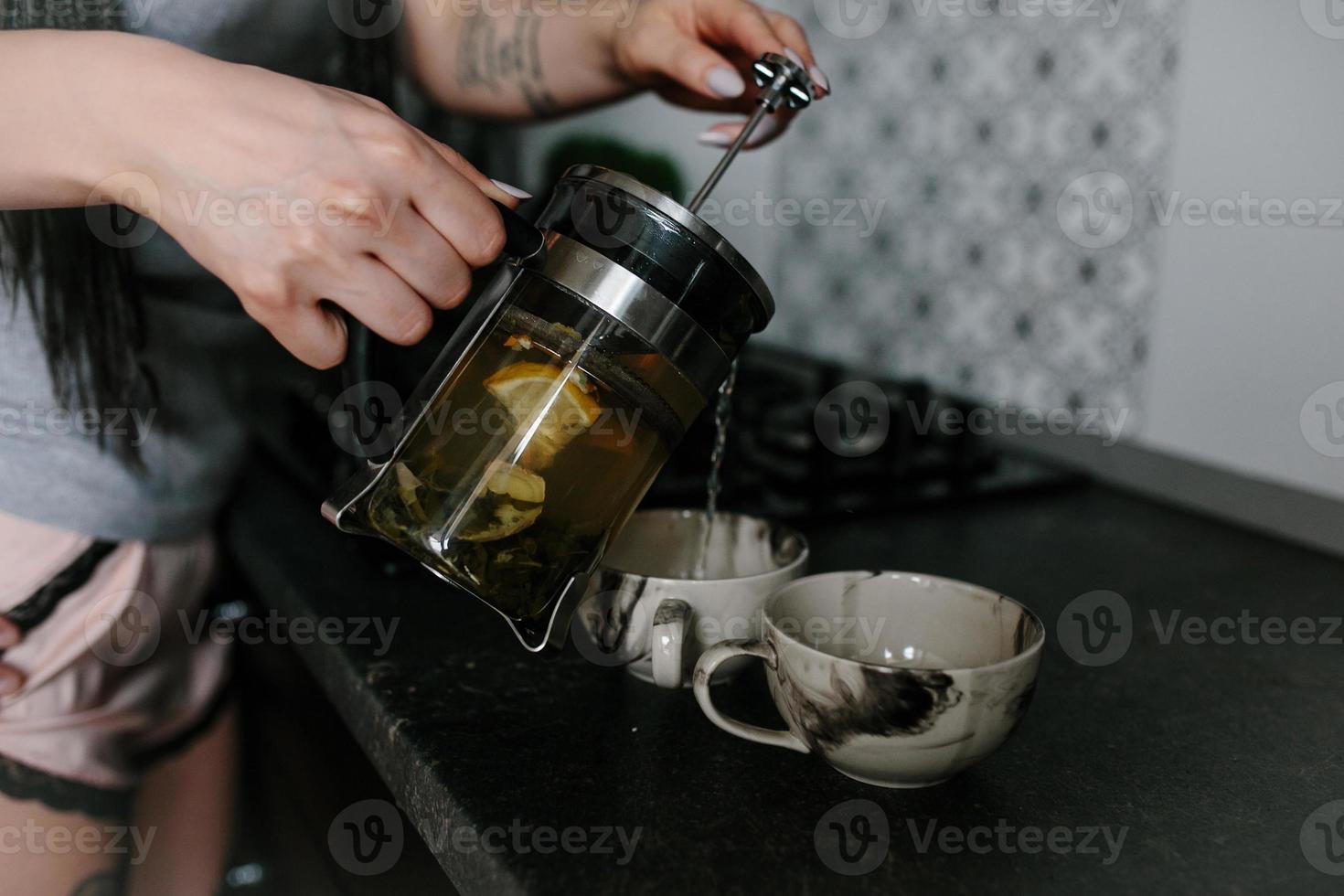 homme et femme dans la cuisine photo