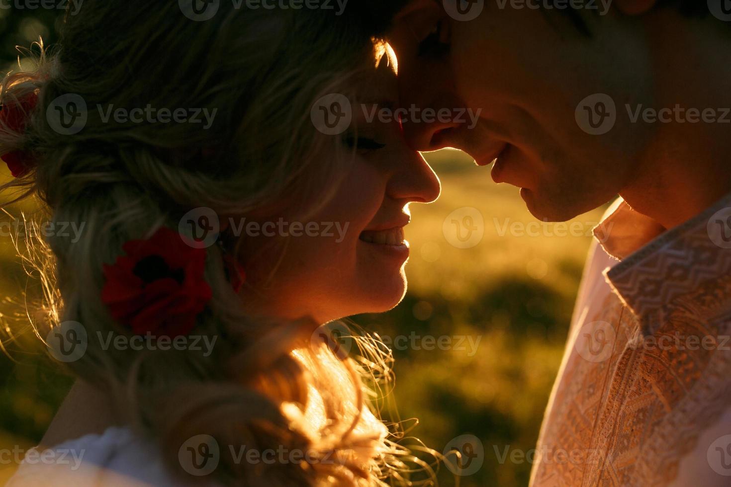 couple qui s'embrasse au coucher du soleil photo