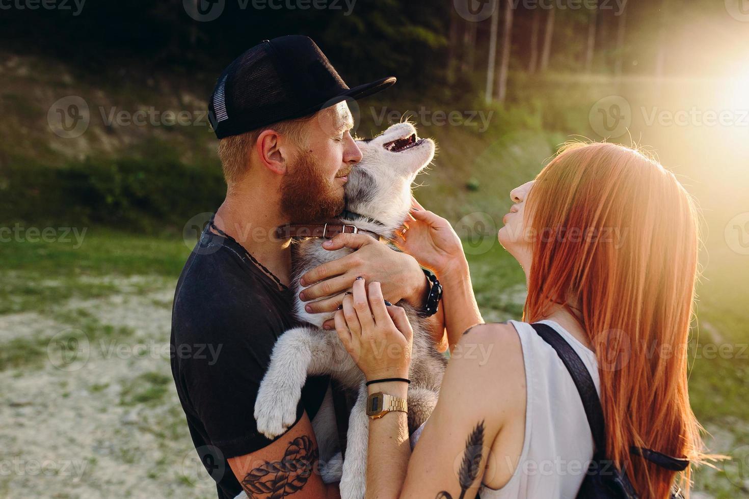 photo d'un couple dans la colline