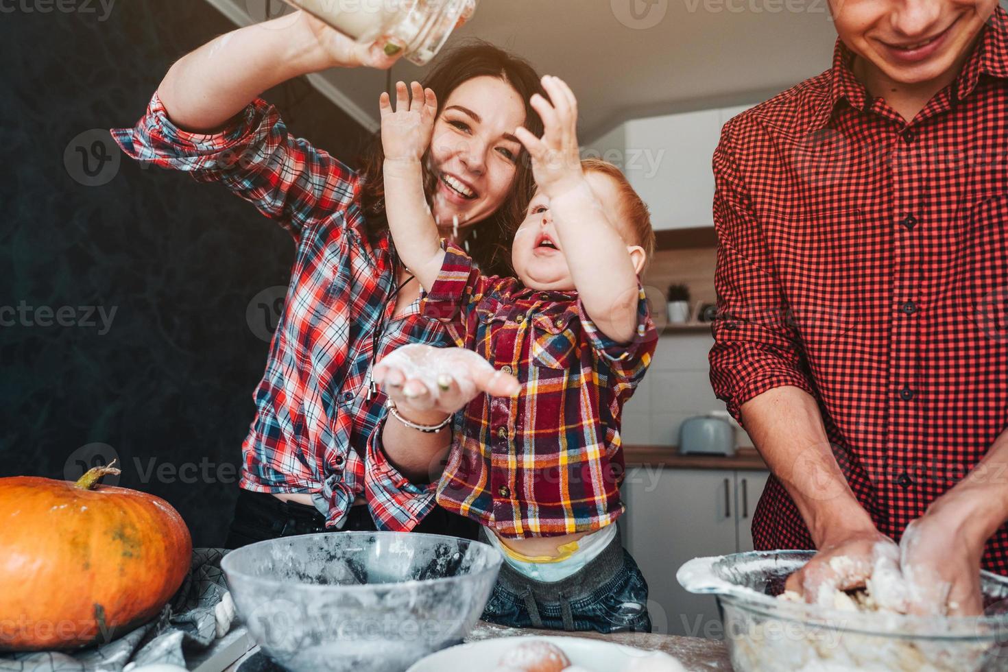 papa, maman et petit fils préparent une tarte photo