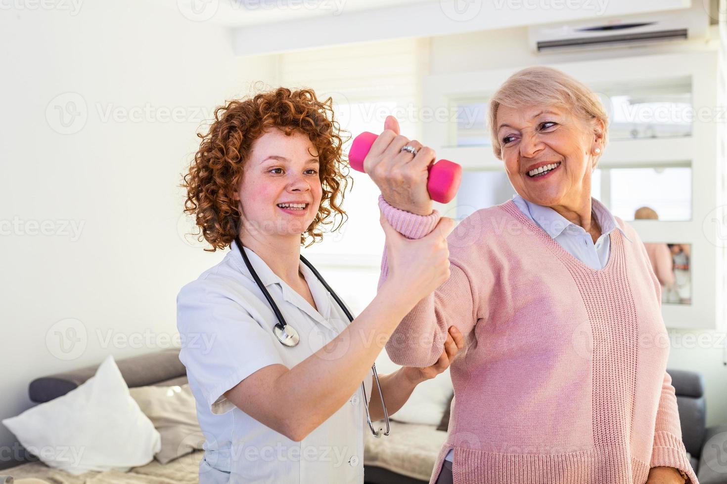 femme âgée après un AVC à la maison de retraite faisant de l'exercice avec un physiothérapeute professionnel. femme aînée retrouvant une bonne santé. Infirmière physiothérapeute aidant une femme âgée en réadaptation physique photo
