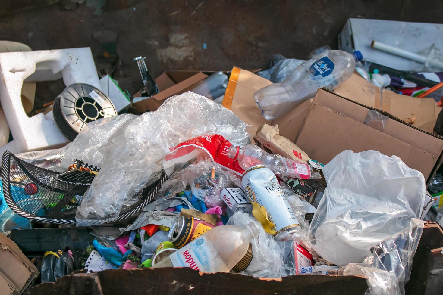 divers types de déchets sont empilés en tas. déchets mal triés à recycler. photo