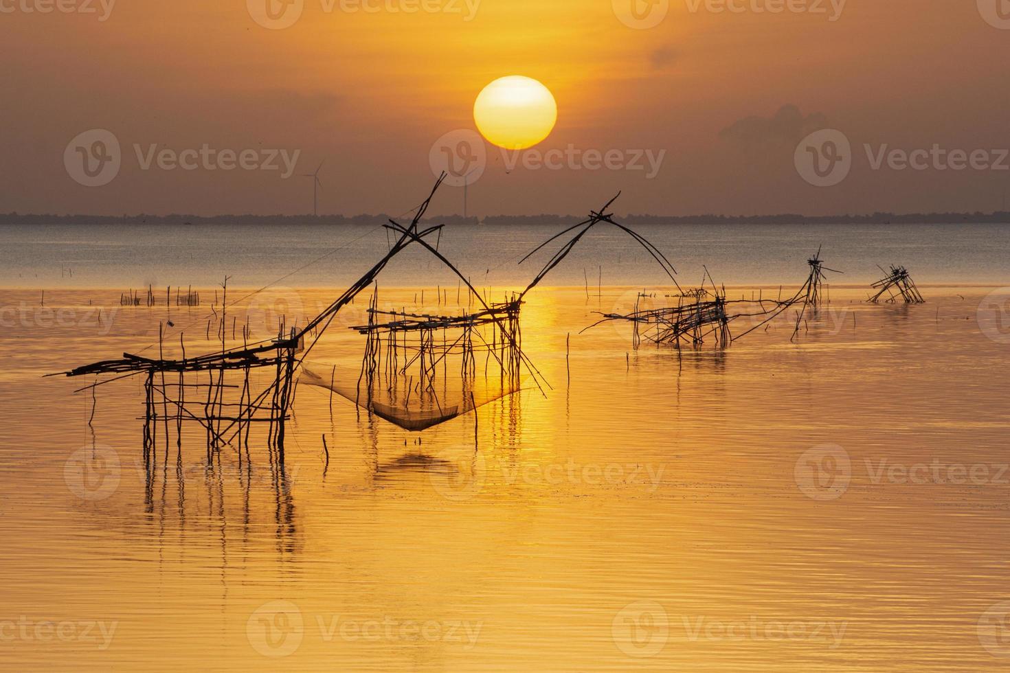 lever du soleil avec grand filet, à thale noi, phatthalung, thaïlande photo