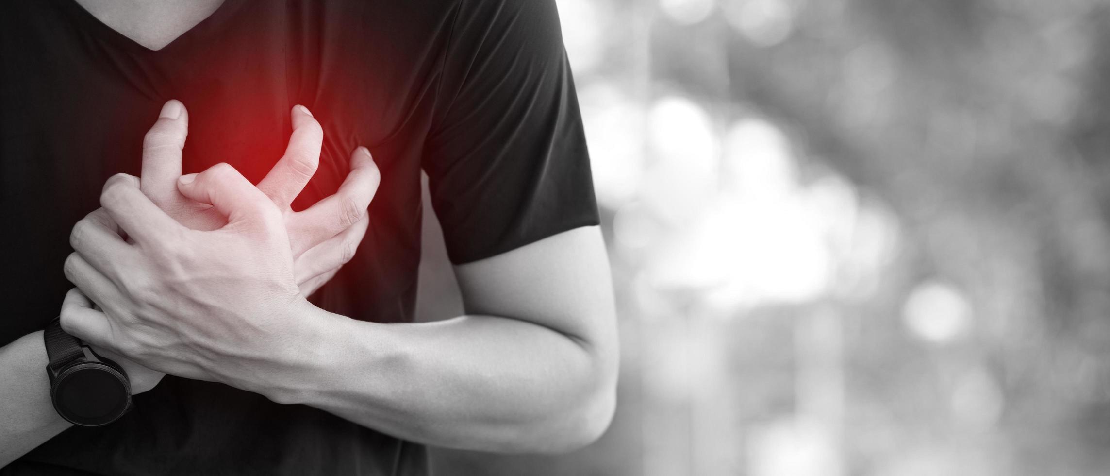 homme ayant des douleurs thoraciques - crise cardiaque à l'extérieur. ou un exercice intense provoque des chocs cardiaques photo