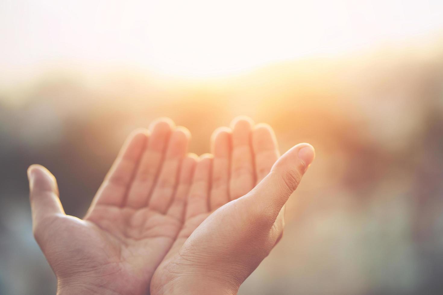 les mains humaines ouvrent la paume vers le haut le culte priant avec foi et croyance en dieu d'un appel au ciel. concept de religion et de spiritualité avec le pouvoir de l'espoir ou de l'amour et de la dévotion. ton de remplissage vintage. photo