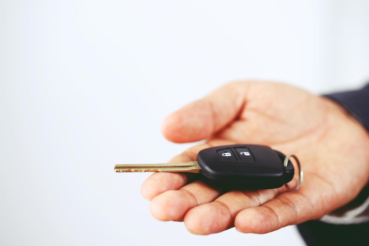 de nouvelles clés de voiture avec des offres spéciales de prêt à faible taux d'intérêt. photo