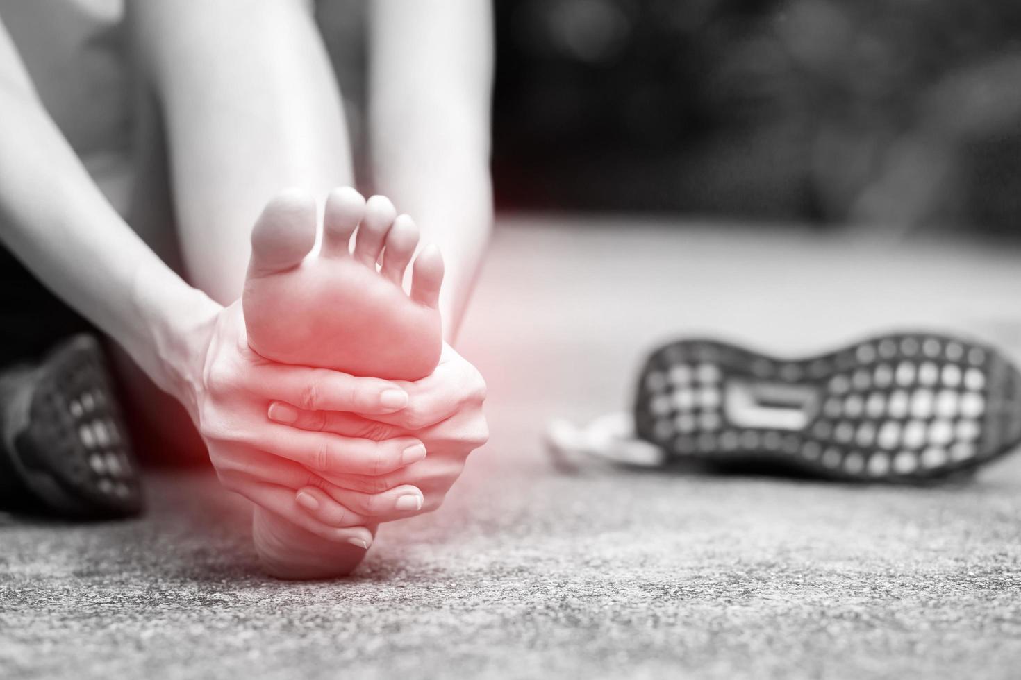 coureur touchant la cheville tordue ou cassée douloureuse. accident d'entraînement d'athlète. la course sportive entorse entorse cause une blessure au genou. et des douleurs aux os des jambes. photo