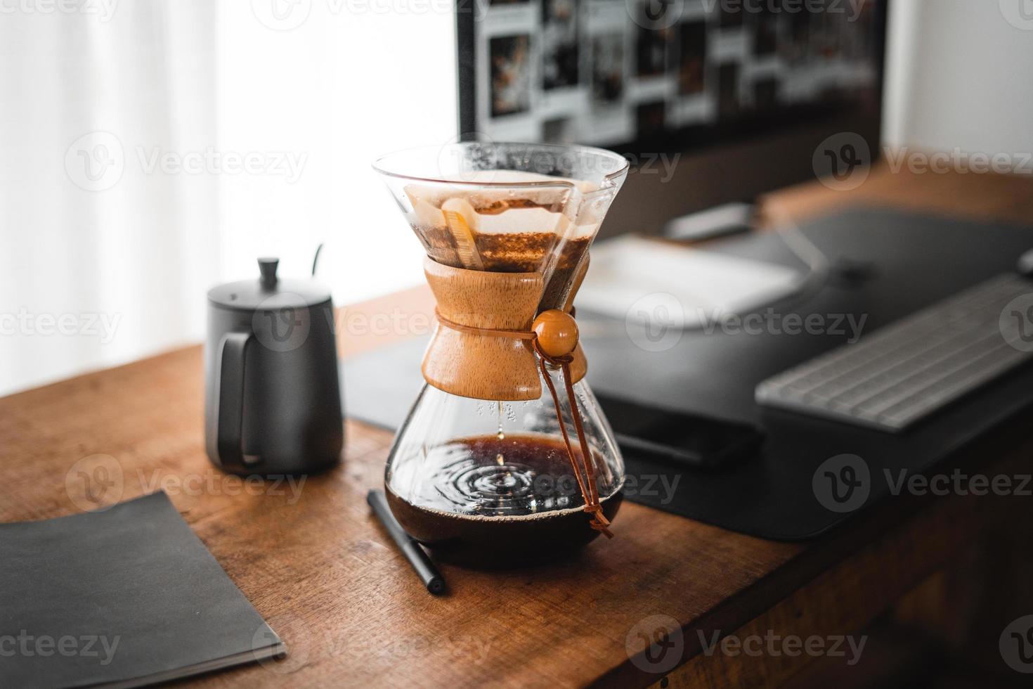 chemex pour préparer du café, café chemex verser sur une cafetière et une bouilloire goutte à goutte photo