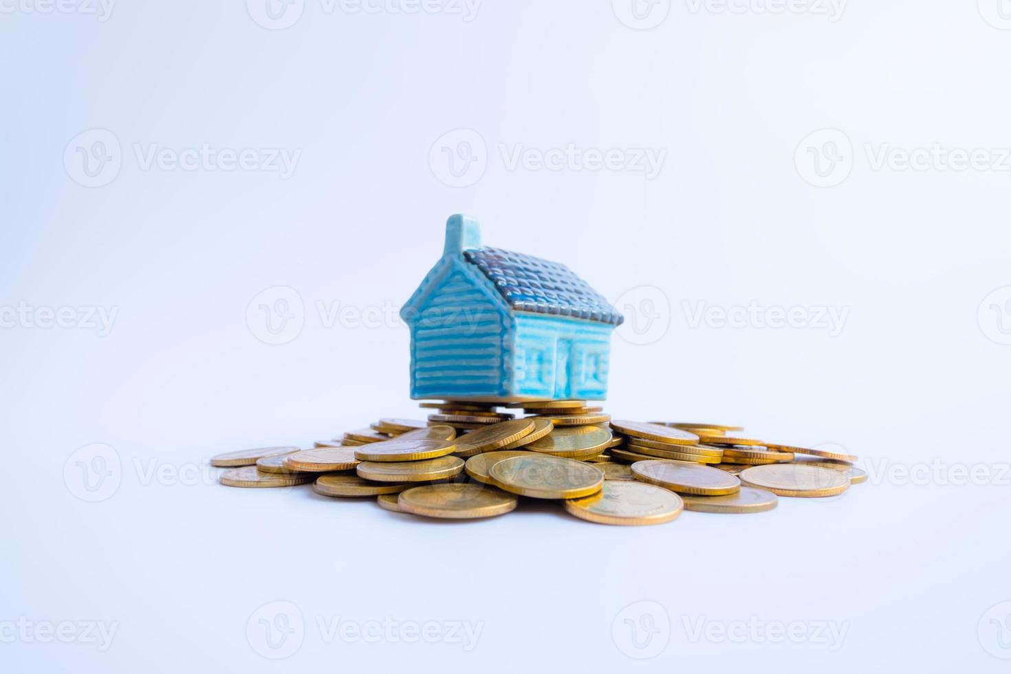 maison modèle avec des piles d'argent comme fondation. prêts et concept immobilier photo