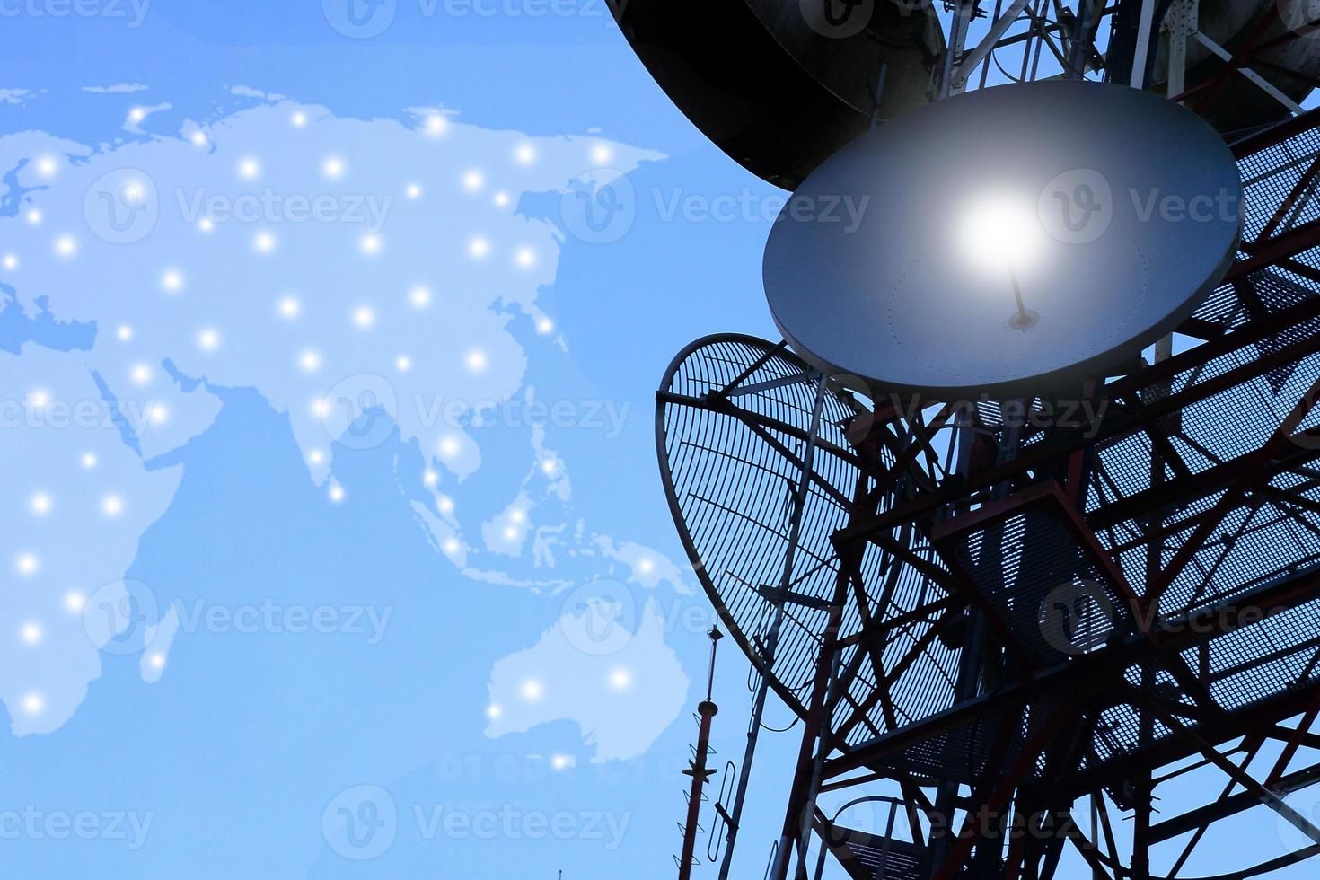 Antenne radio de télécommunication et tour satellite avec ciel bleu 1902502  Photo de stock chez Vecteezy