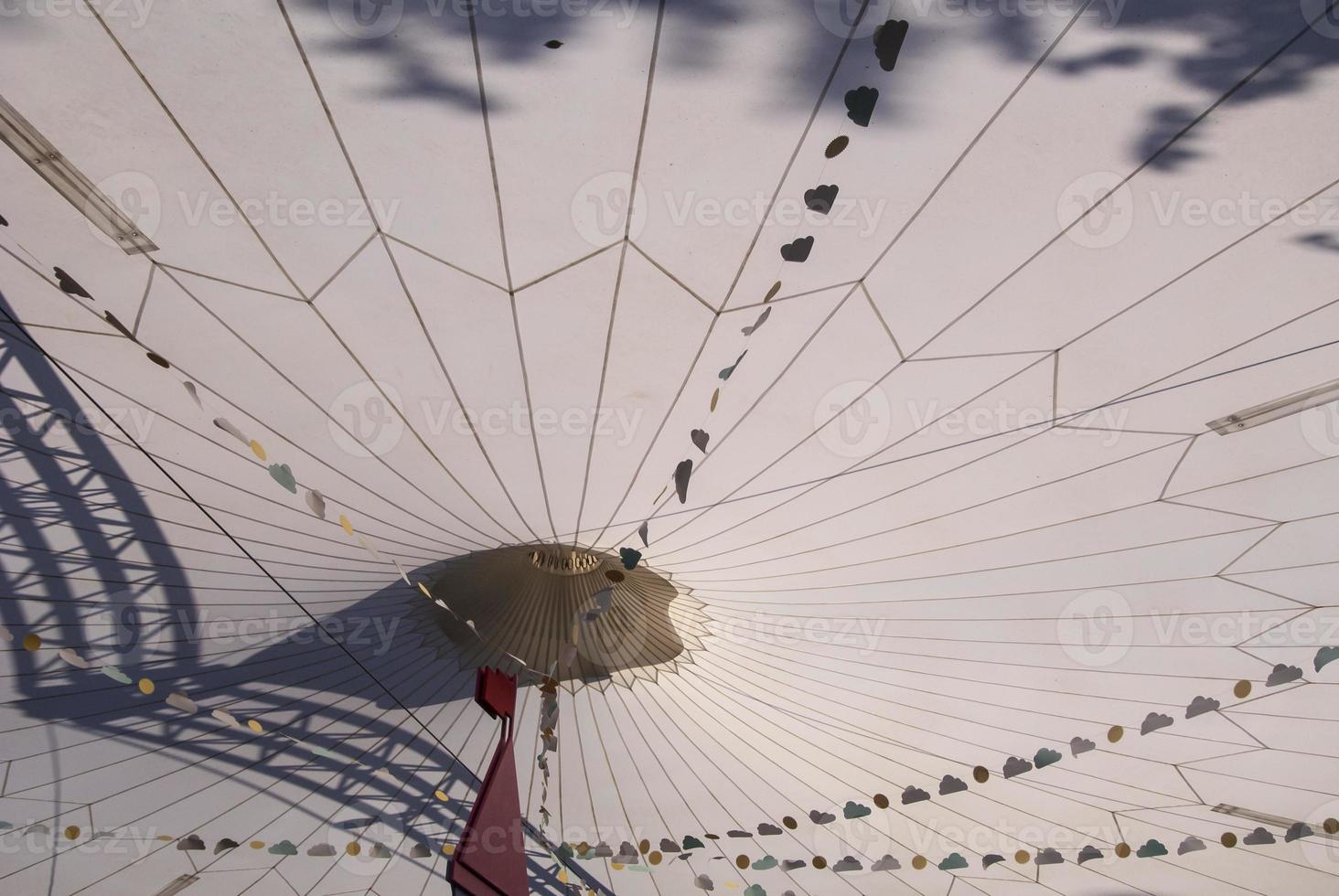 dôme de cirque. toile de tente blanche. tente du festival avec drapeaux. photo